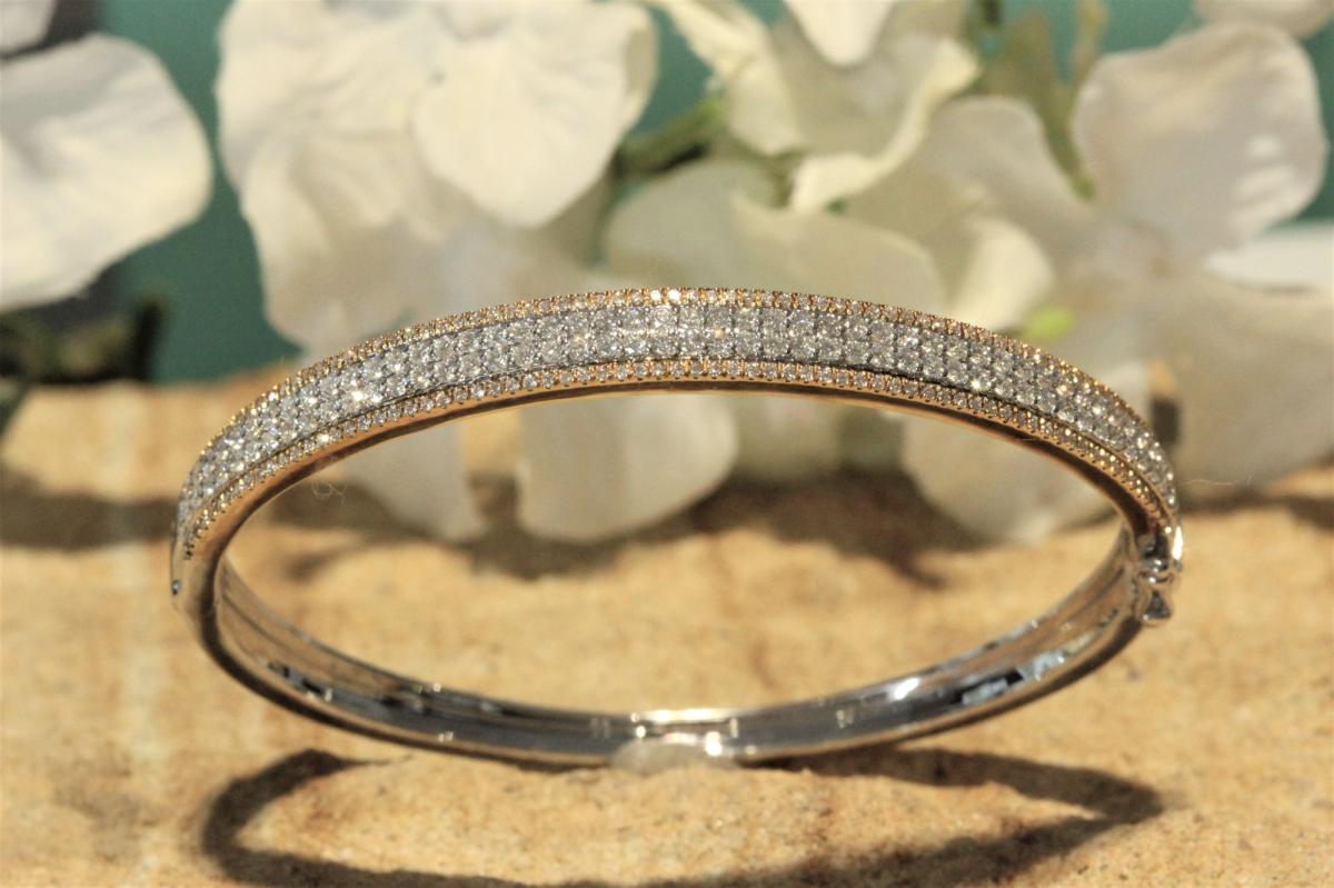 2-TONE 18CT YELLOW & WHITE GOLD DIAMOND HINGED BANGLE