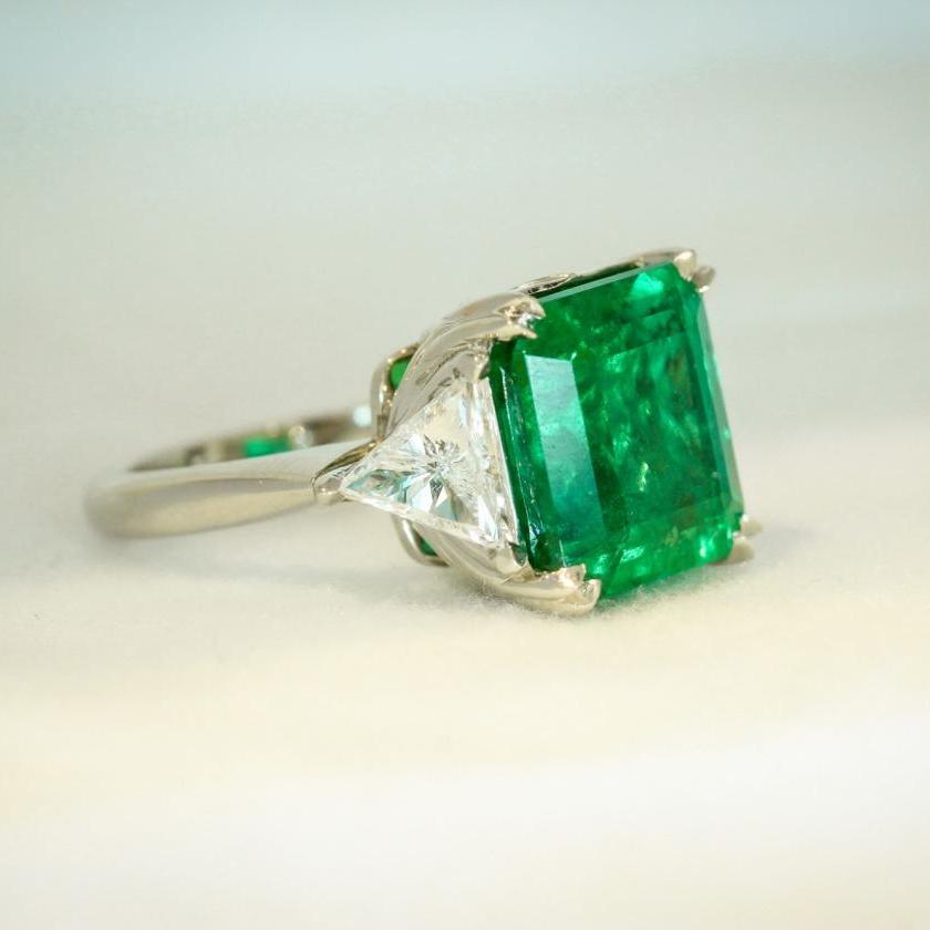 PLATINUM 3-STONE EMERALD & DIAMOND RING