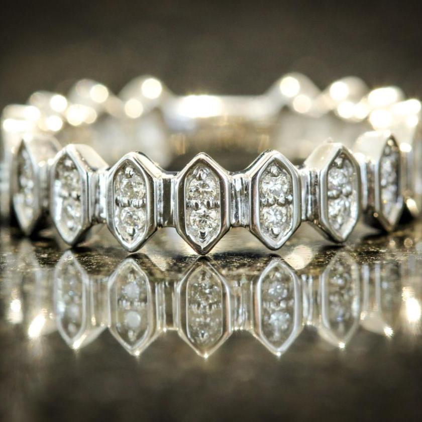 18CT WHITE GOLD & DIAMOND PILLAR RING