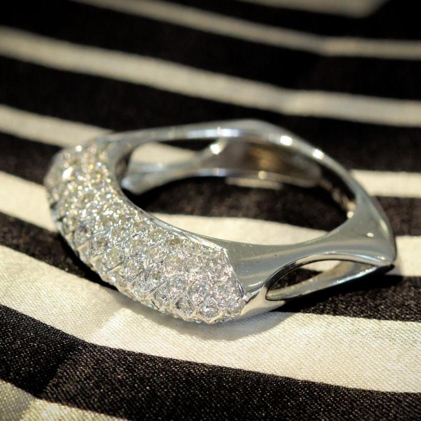 18CT WHITE GOLD & DIAMOND SCULPTED RING