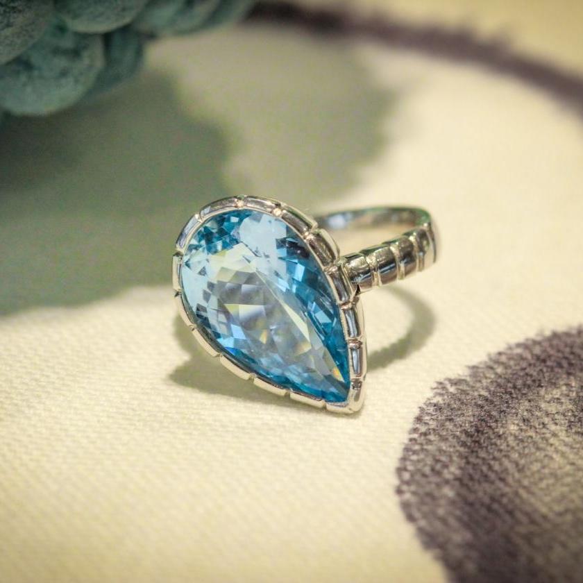 PLATINUM & 5.35CT AQUAMARINE RING