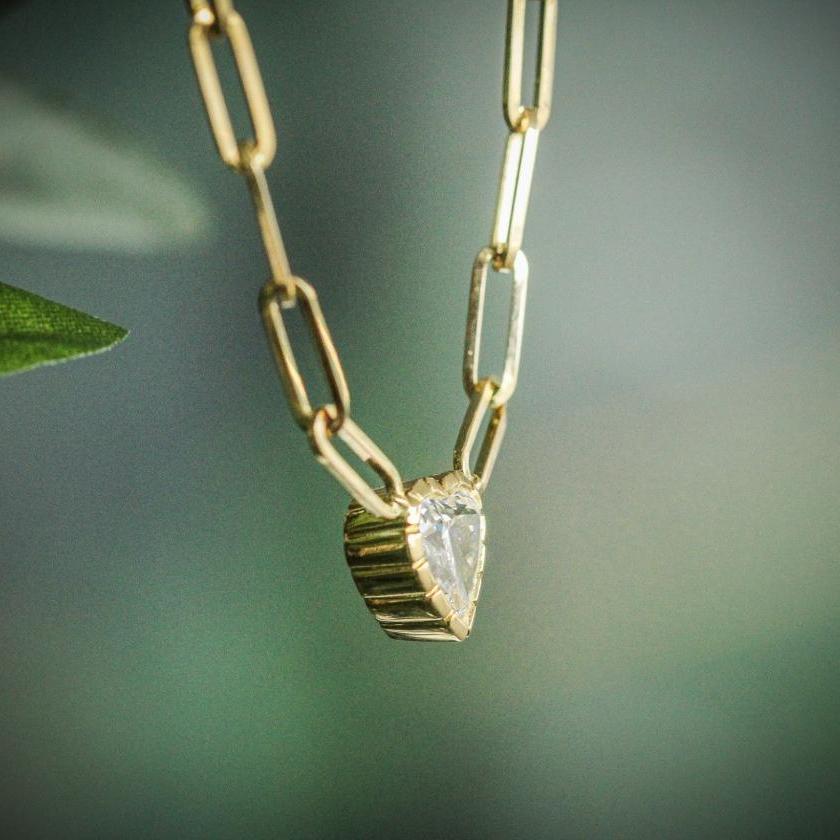 18CT YELLOW GOLD DIAMOND HEART NECKLACE