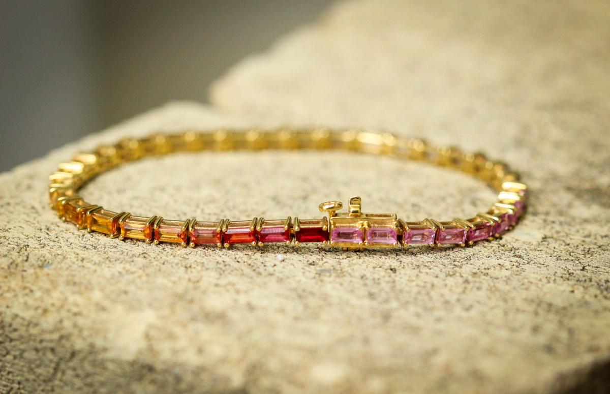 18CT YELLOW GOLD & RAINBOW SAPPHIRE BRACELET