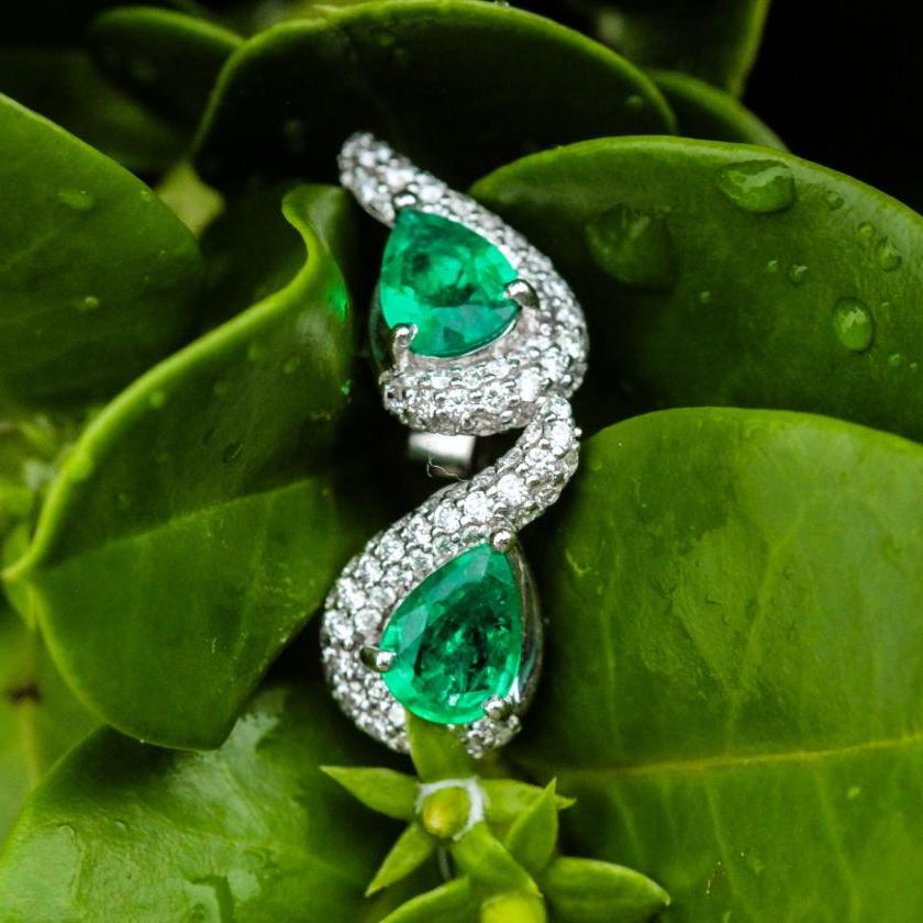18CT WHITE GOLD EMERALD & DIAMOND STUD EARRINGS