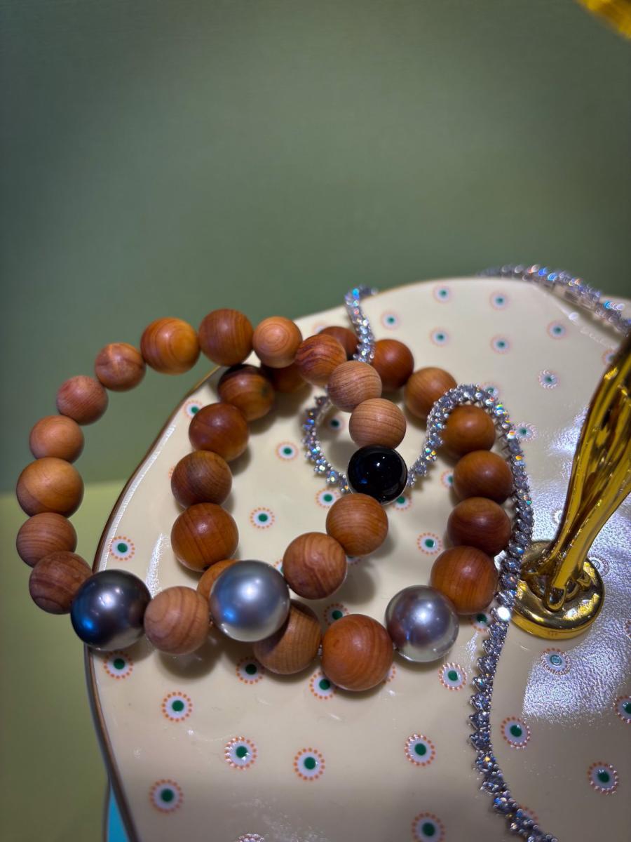SANDALWOOD ONYX AND TAHITIAN PEARL BRACELET