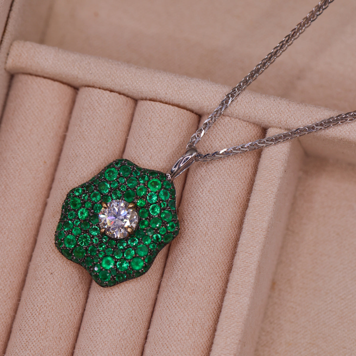 18CT YELLOW GOLD, WHITE GOLD, DIAMOND AND EMERALD PENDANT