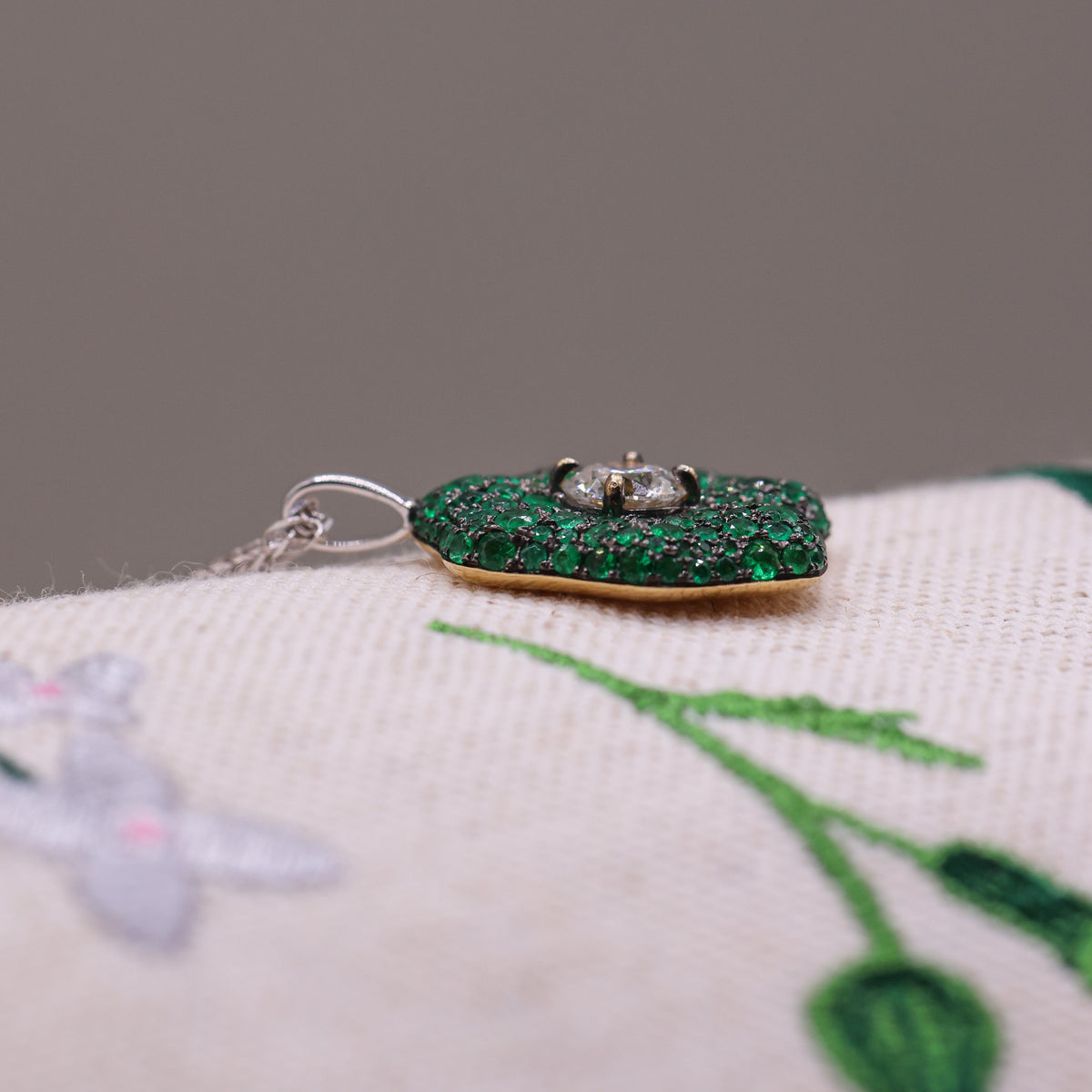 18CT YELLOW GOLD, WHITE GOLD, DIAMOND AND EMERALD PENDANT