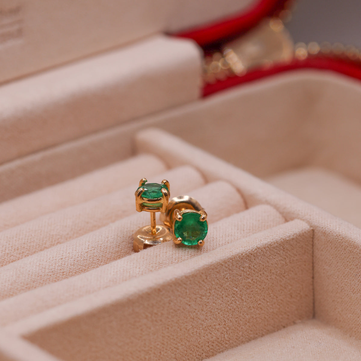 9CT YELLOW GOLD AND EMERALD STUD EARINGS