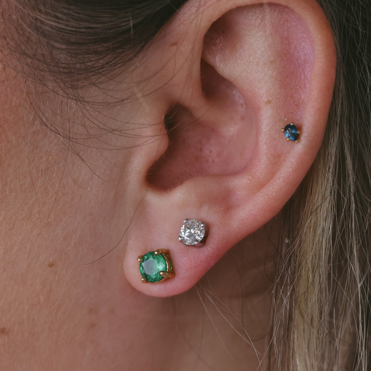 9CT YELLOW GOLD AND EMERALD STUD EARINGS