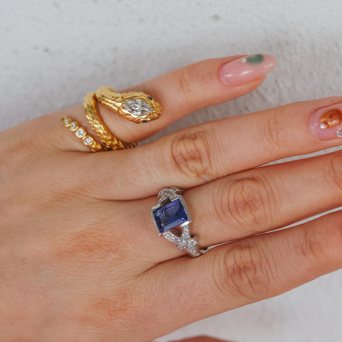 18CT WHITE GOLD & TANZANITE RING