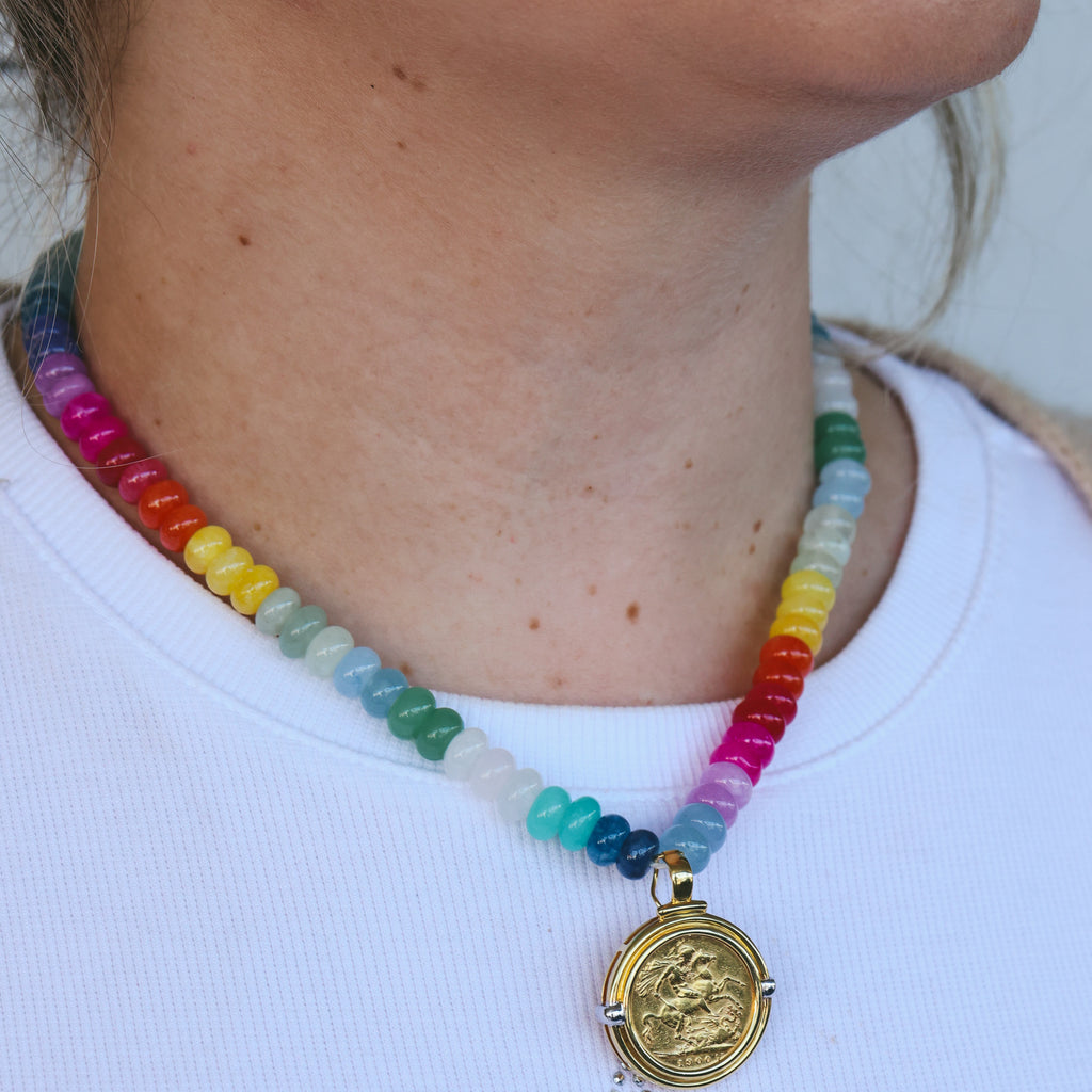 DYED QUATZ BEADED NECKLACE WITH A GOLD-PLATED MAGNETIC ROUND CLASP.