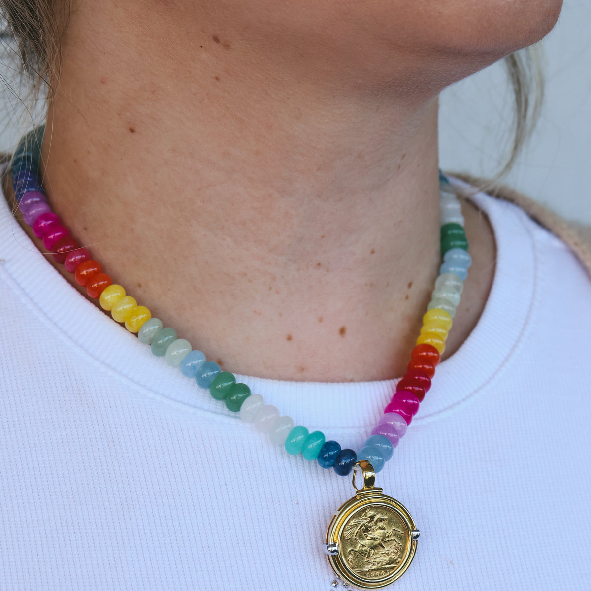 DYED QUATZ BEADED NECKLACE WITH A GOLD-PLATED MAGNETIC ROUND CLASP.