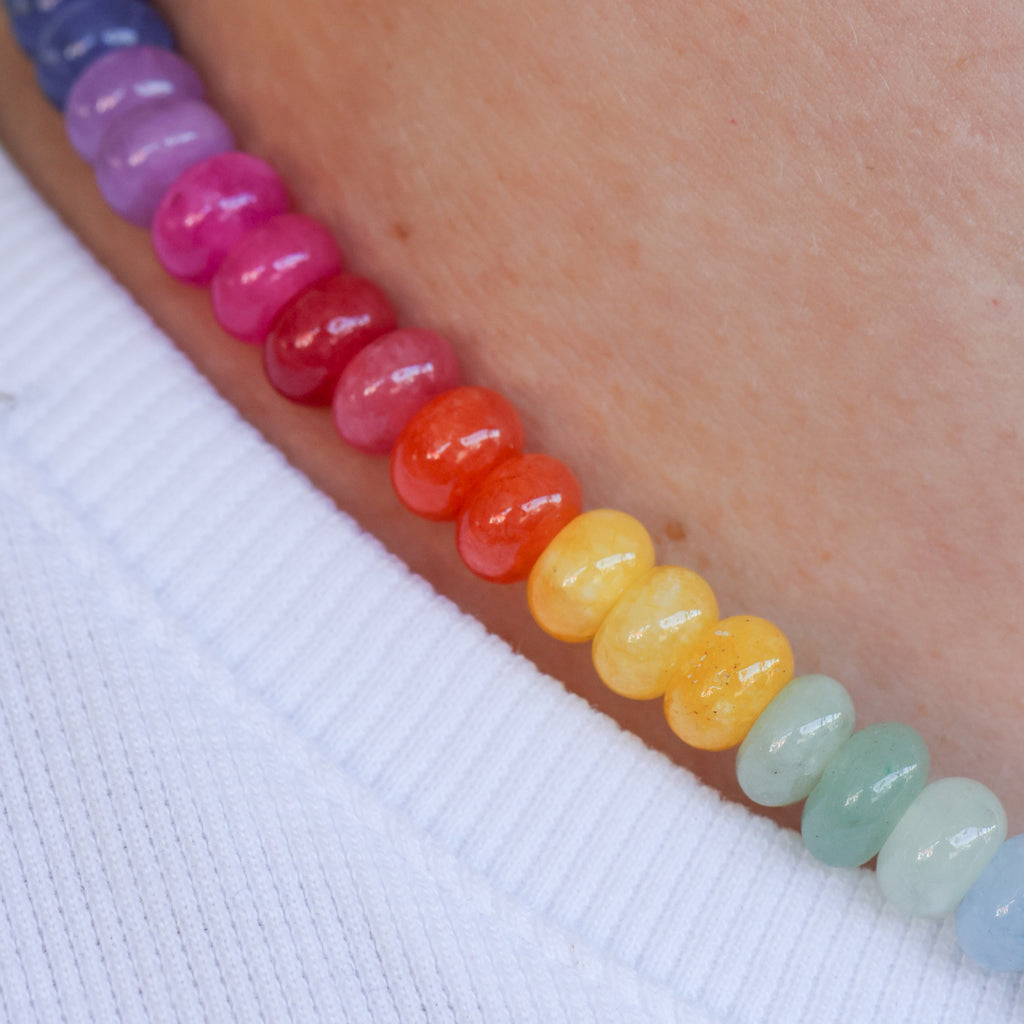 DYED QUATZ BEADED NECKLACE WITH A GOLD-PLATED MAGNETIC ROUND CLASP.