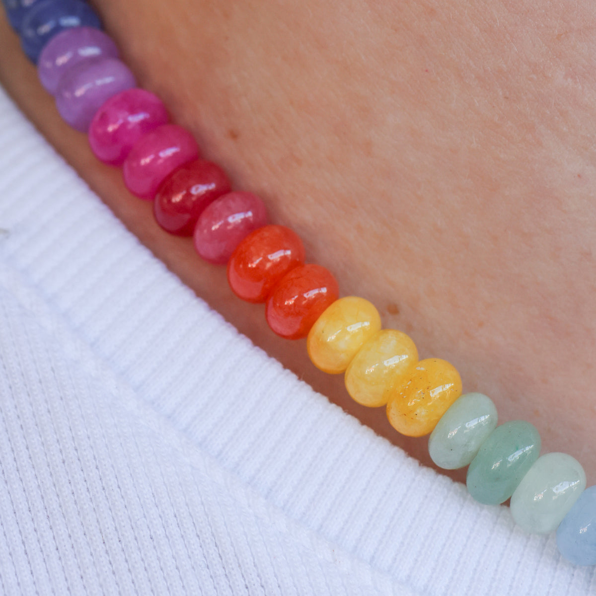 DYED QUATZ BEADED NECKLACE WITH A GOLD-PLATED MAGNETIC ROUND CLASP.