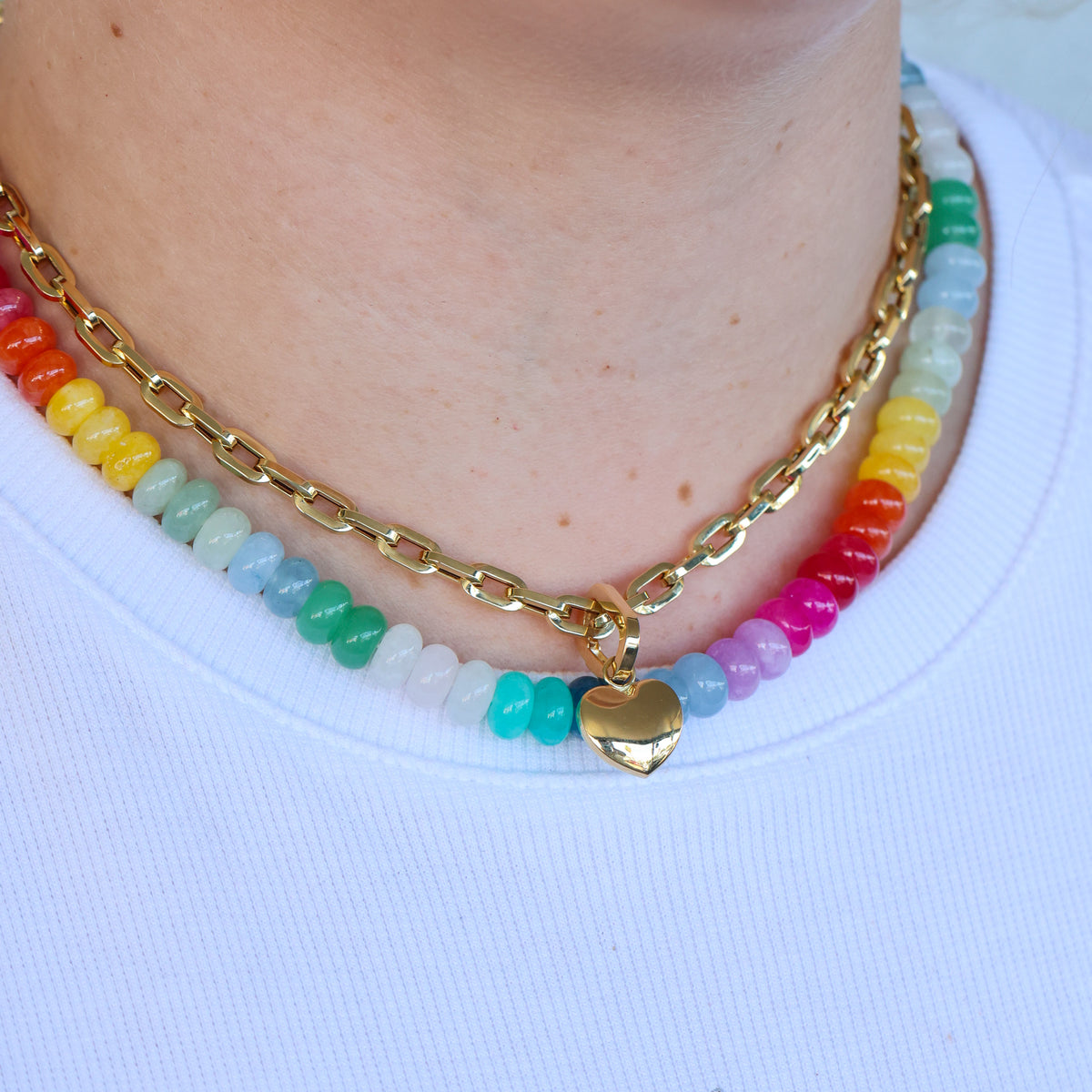 DYED QUATZ BEADED NECKLACE WITH A GOLD-PLATED MAGNETIC ROUND CLASP.