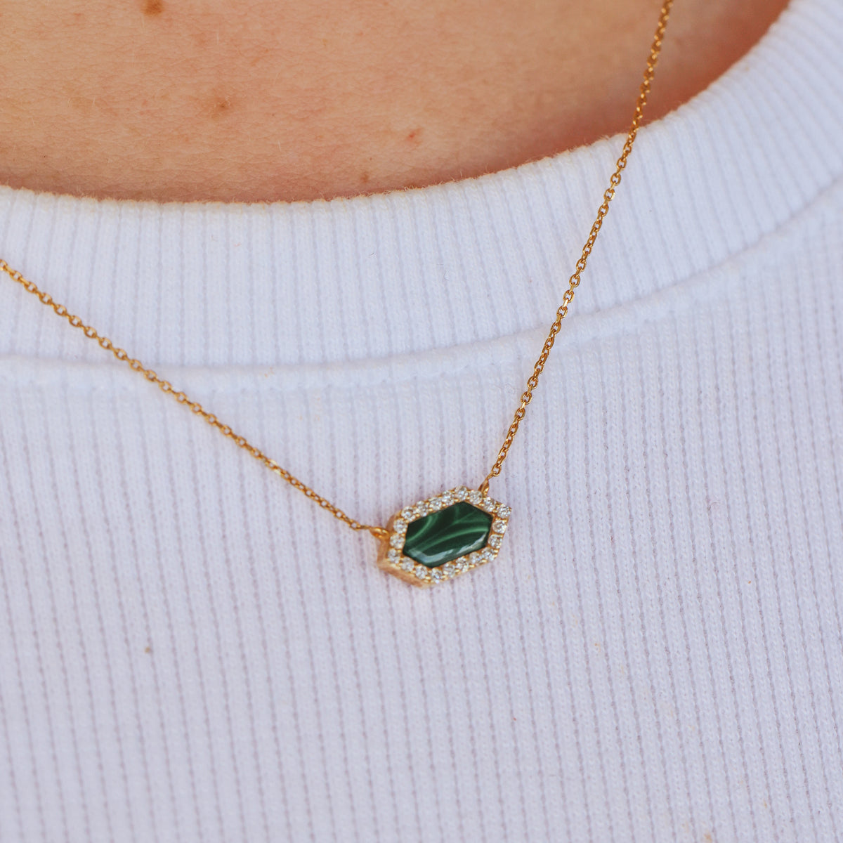 18CT YELLOW GOLD AND MALCHITE NECKLACE