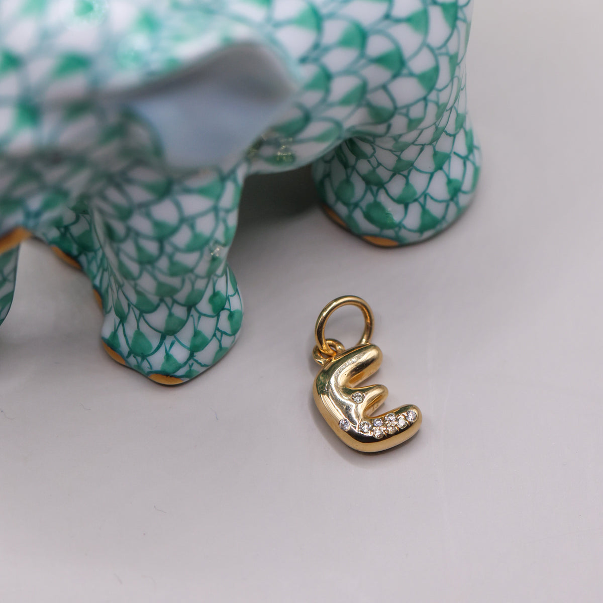 18CT YELLOW GOLD BUBBLY INITIAL "E" PENDANT