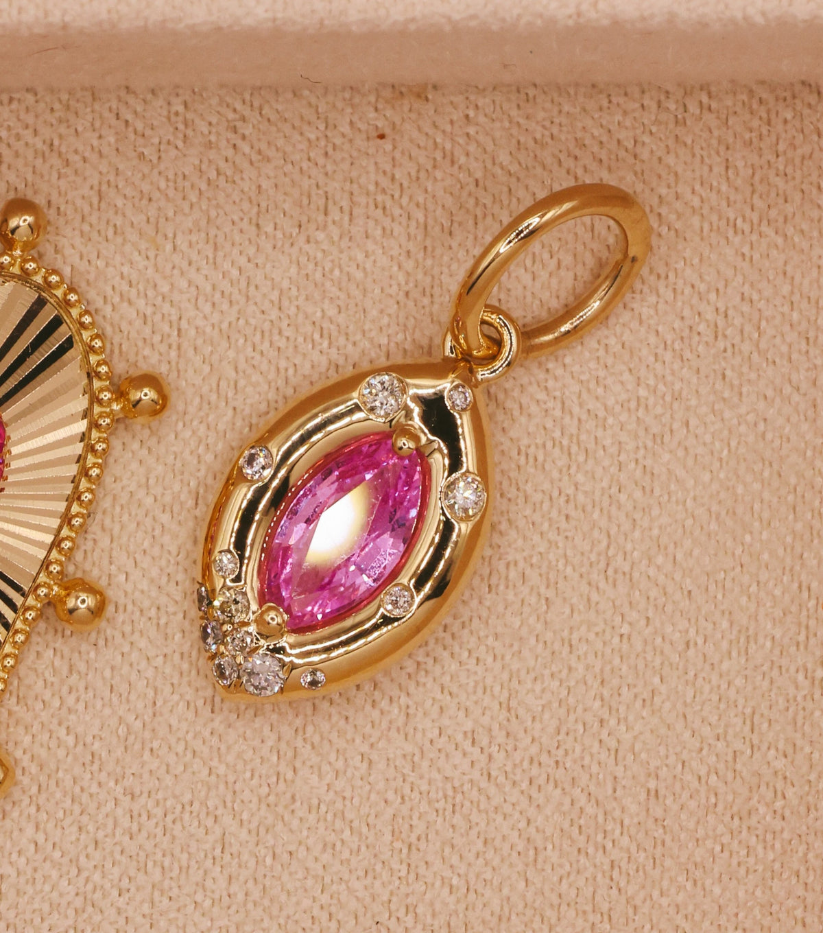 18CT YELLOW GOLD AND PINK SAPPHIRE MARQUISE PENDANT