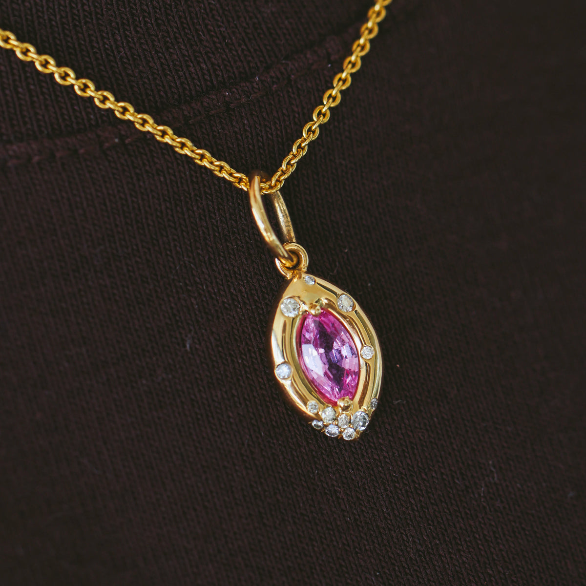 18CT YELLOW GOLD AND PINK SAPPHIRE MARQUISE PENDANT