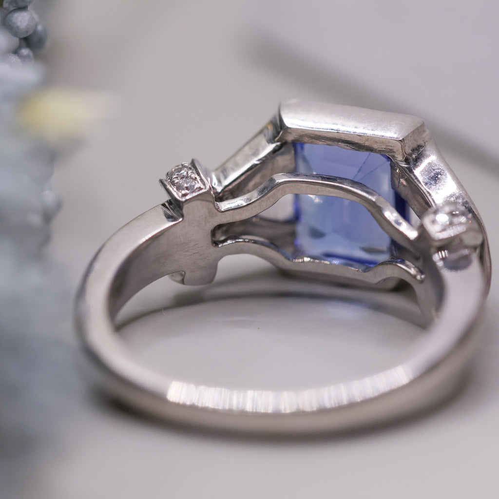 18CT WHITE GOLD & TANZANITE RING