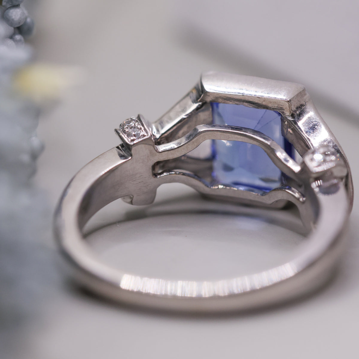 18CT WHITE GOLD & TANZANITE RING