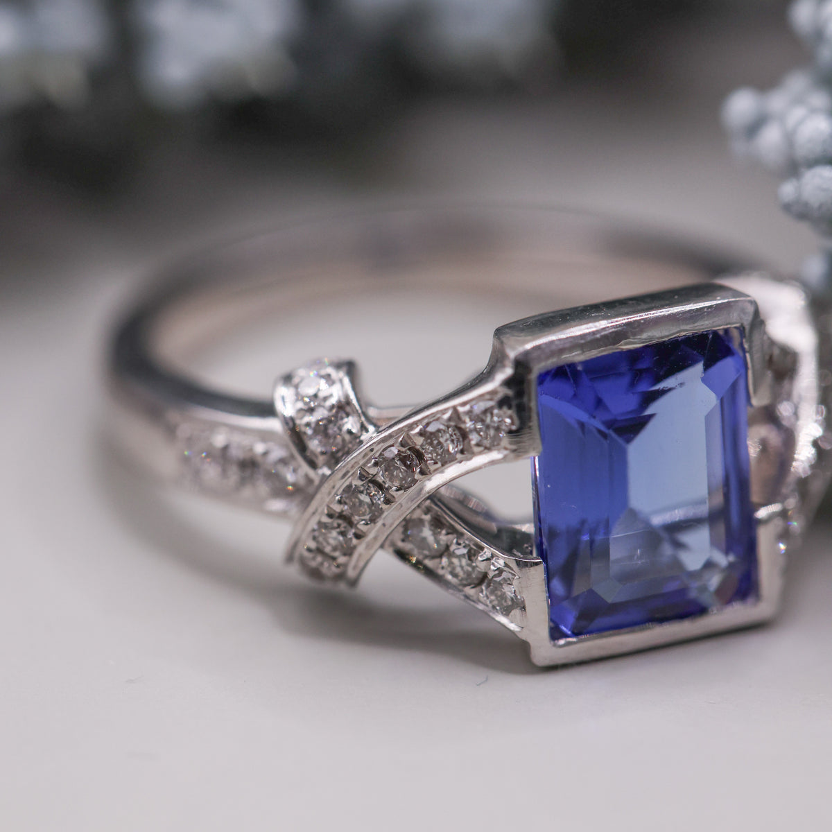 18CT WHITE GOLD & TANZANITE RING