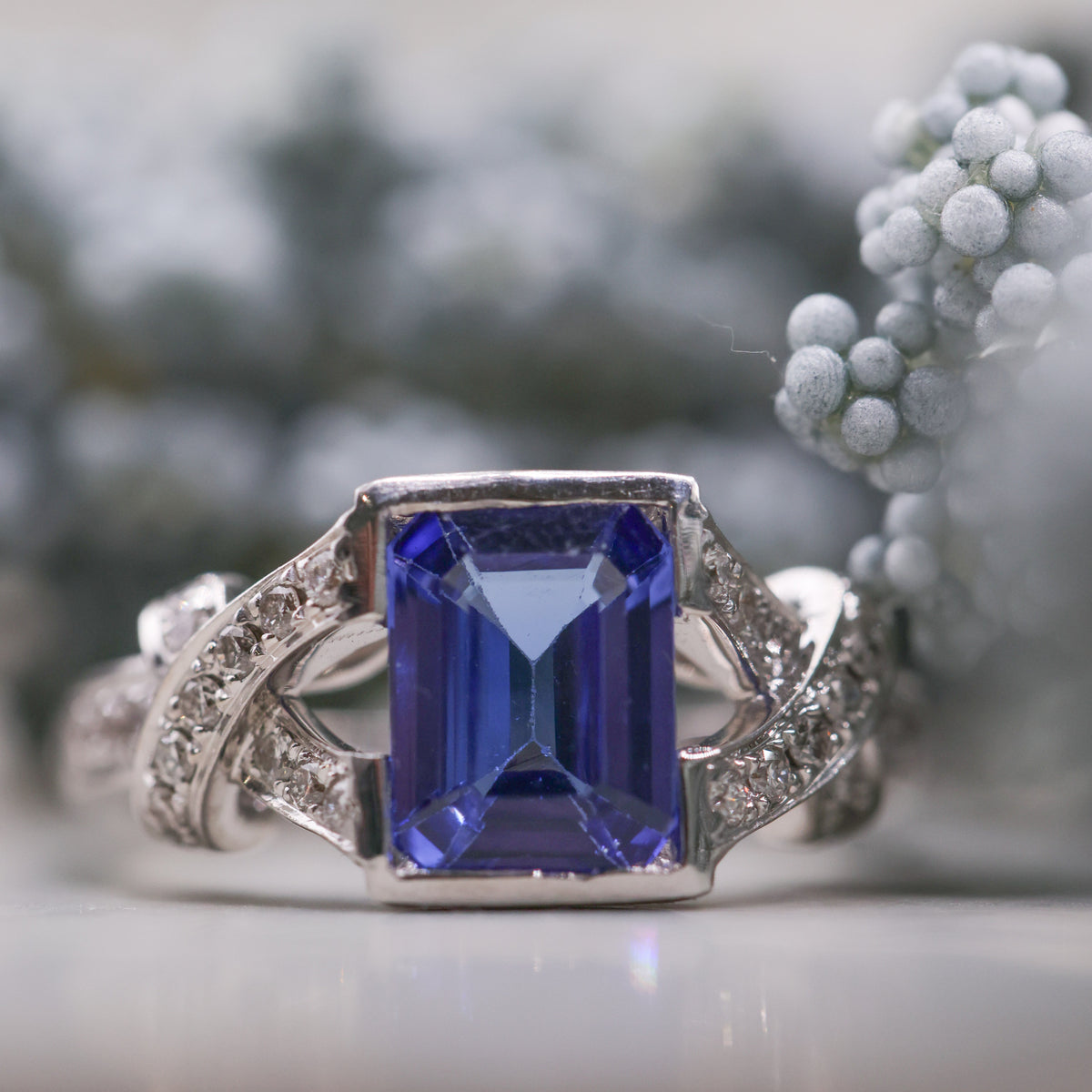 18CT WHITE GOLD & TANZANITE RING