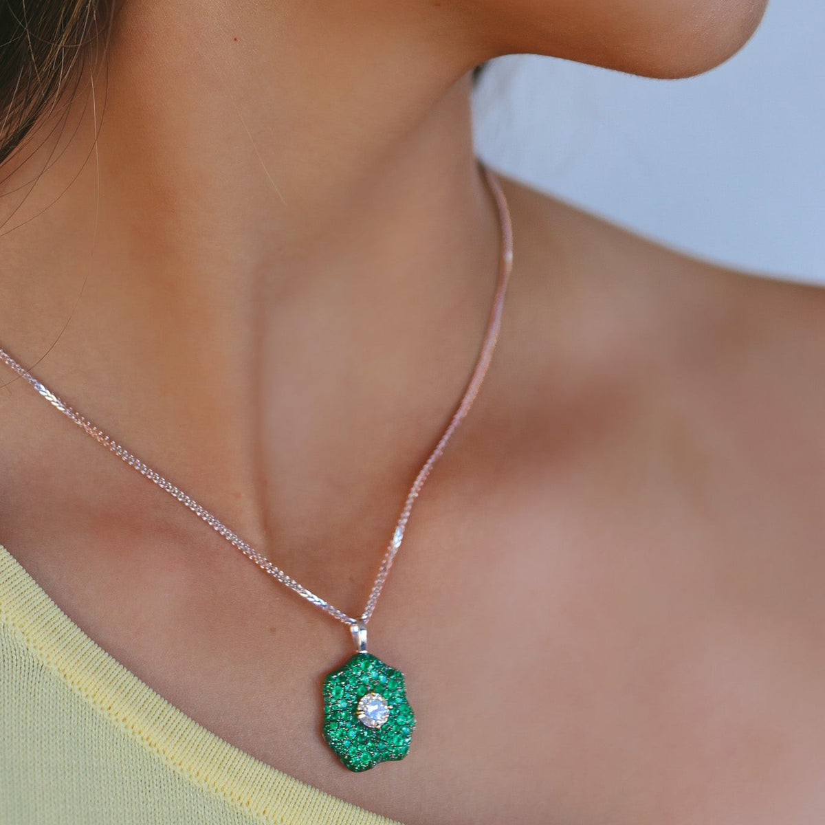 18CT YELLOW GOLD, WHITE GOLD, DIAMOND AND EMERALD PENDANT