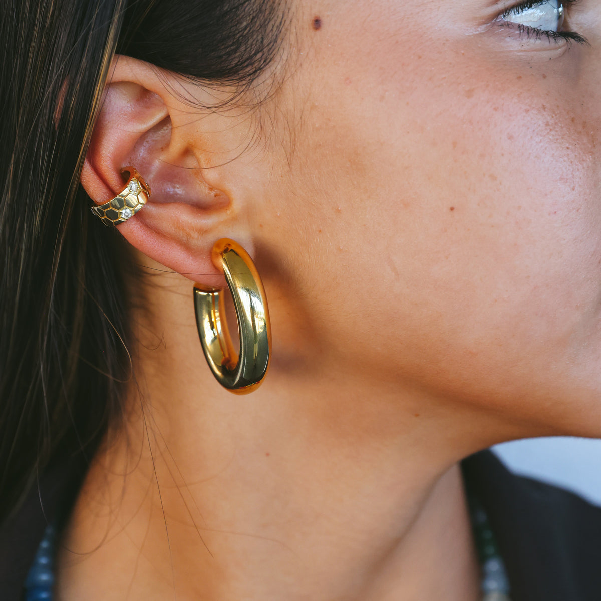 18CT YELLOW GOLD AND DIAMOND EAR CUFF