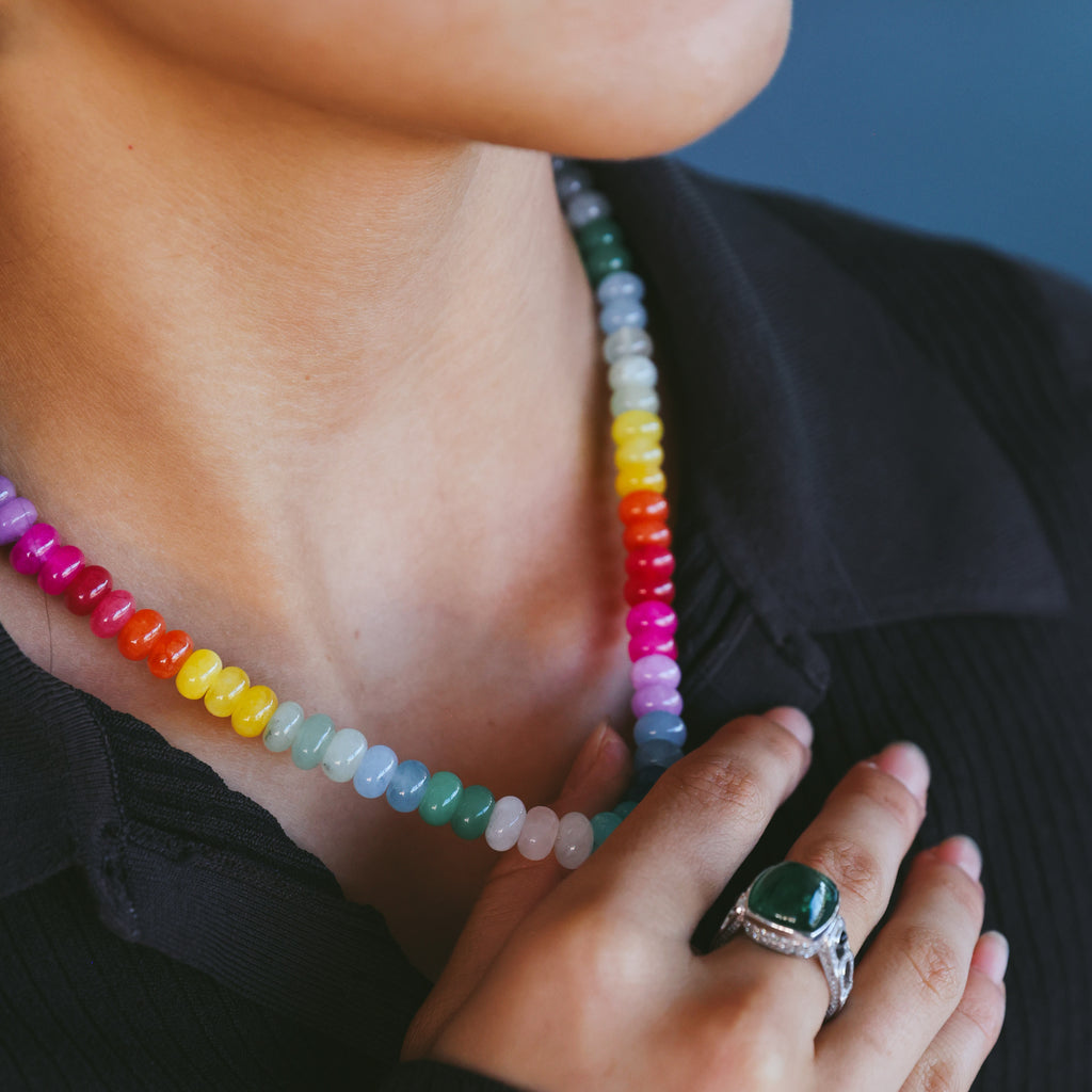 DYED QUATZ BEADED NECKLACE WITH A GOLD-PLATED MAGNETIC ROUND CLASP.