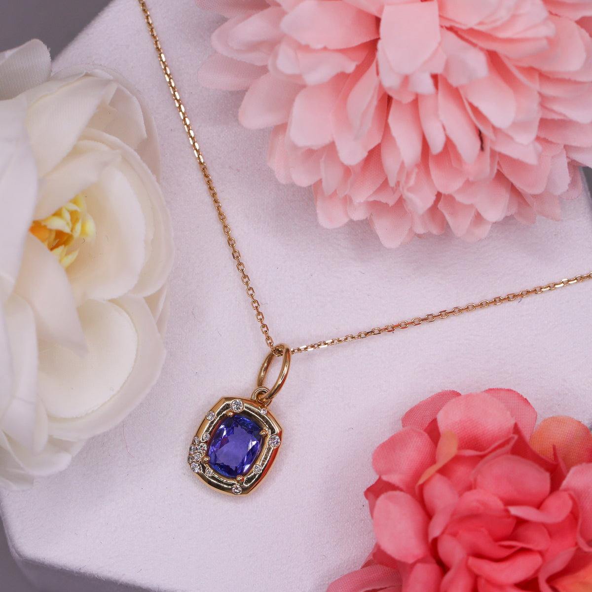 DIAMOND AND TANZANITE PENDANT