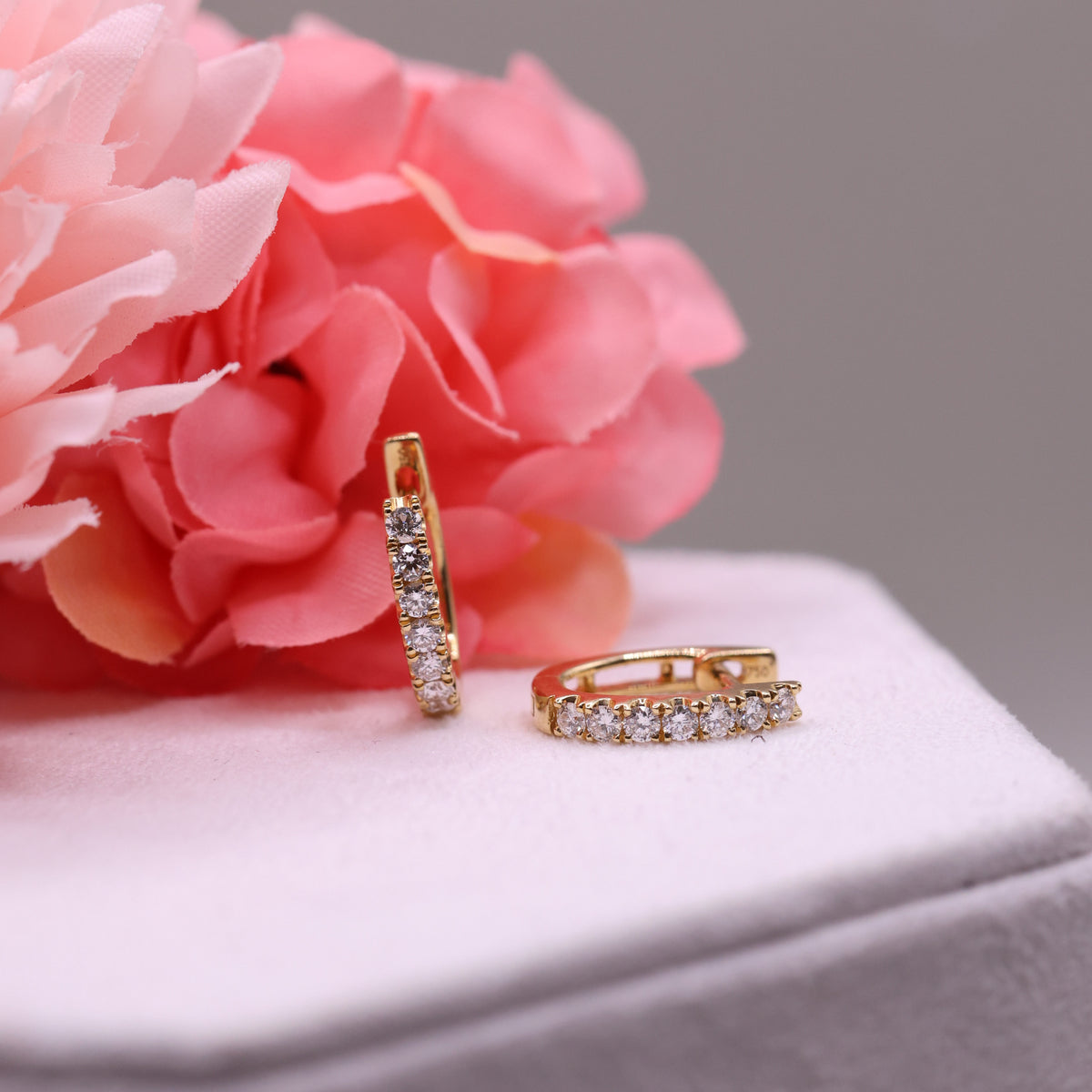 18CT YELLOW GOLD HUGGIE EARRINGS