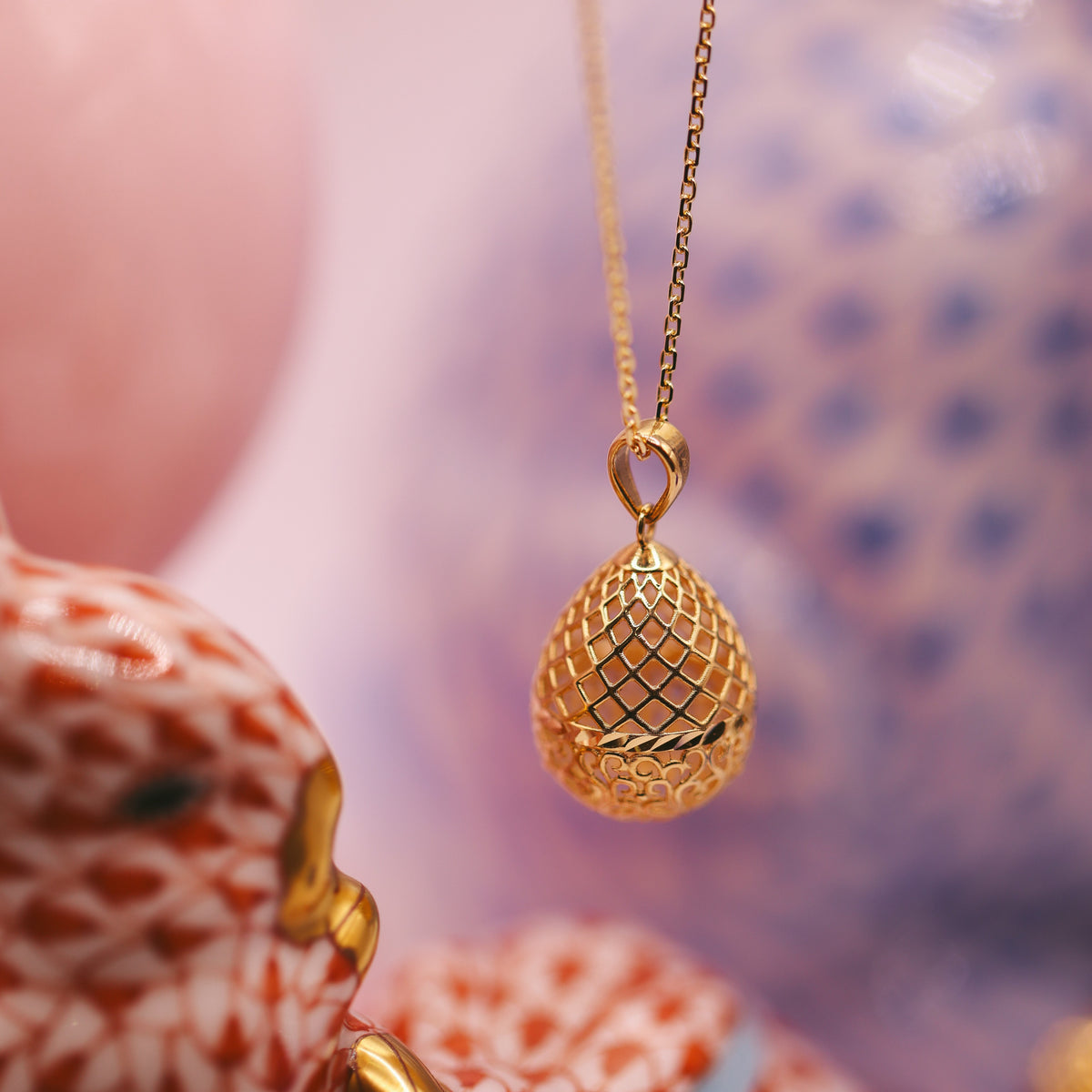 18CT YELLOW GOLD FANCY CROSS HATCH AND FILIGREE EGG SHAPE PENDANT