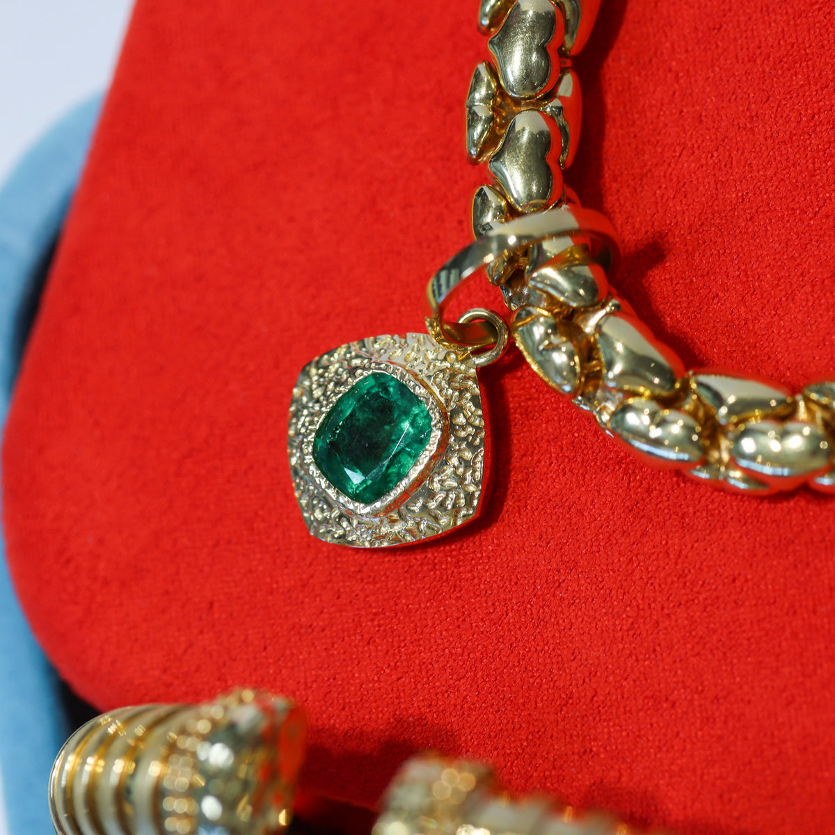 18CT YELLOW GOLD AND EMERALD PENDANT