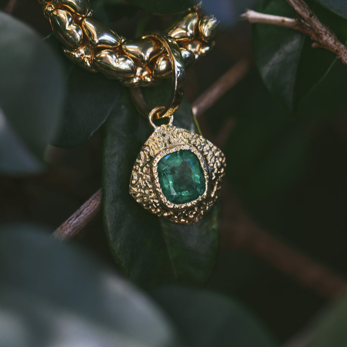 18CT YELLOW GOLD AND EMERALD PENDANT