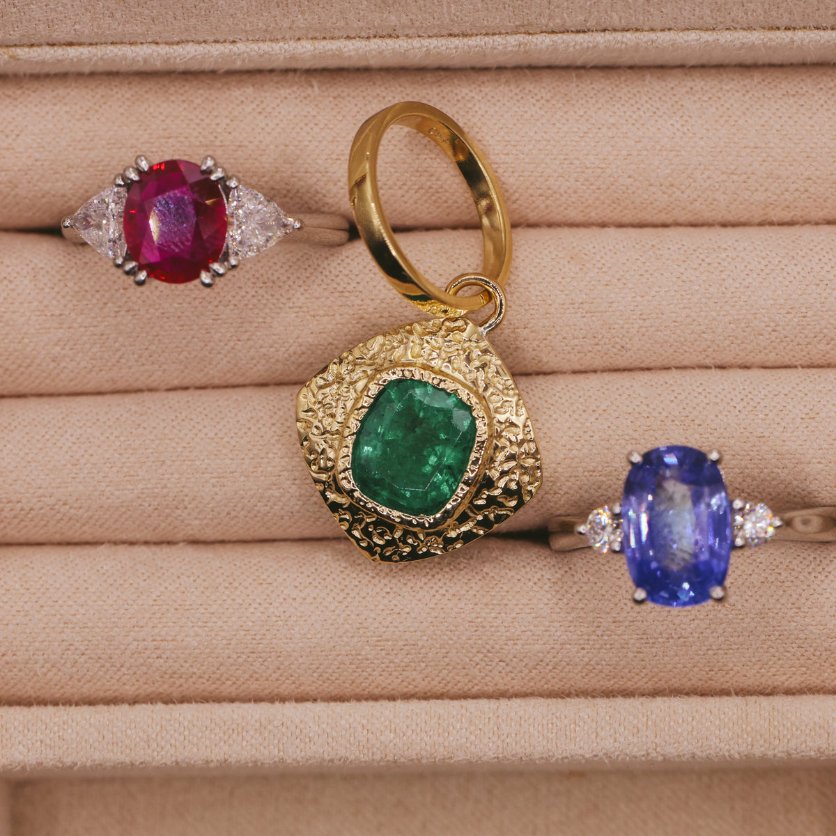 18CT YELLOW GOLD AND EMERALD PENDANT