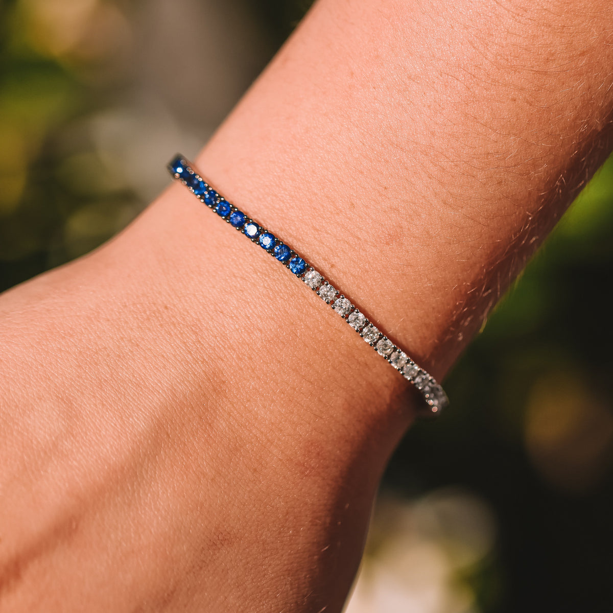 18CT WHITE GOLD CEYLON SAPPHIRE & DIAMOND TENNIS BRACELET