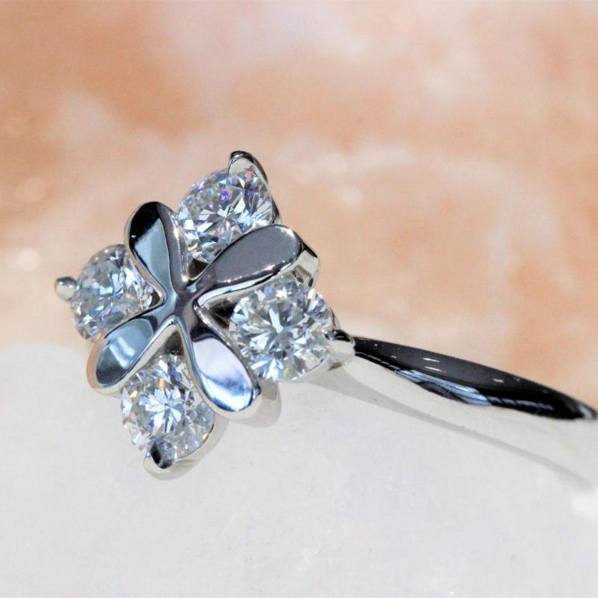 18CT WHITE GOLD & DIAMOND FLOWER RING