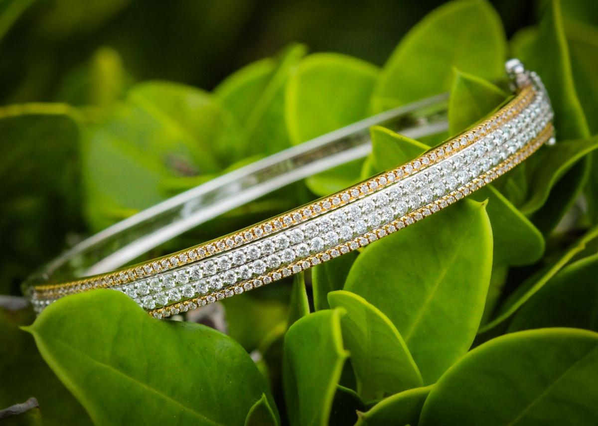 2-TONE 18CT YELLOW & WHITE GOLD DIAMOND HINGED BANGLE