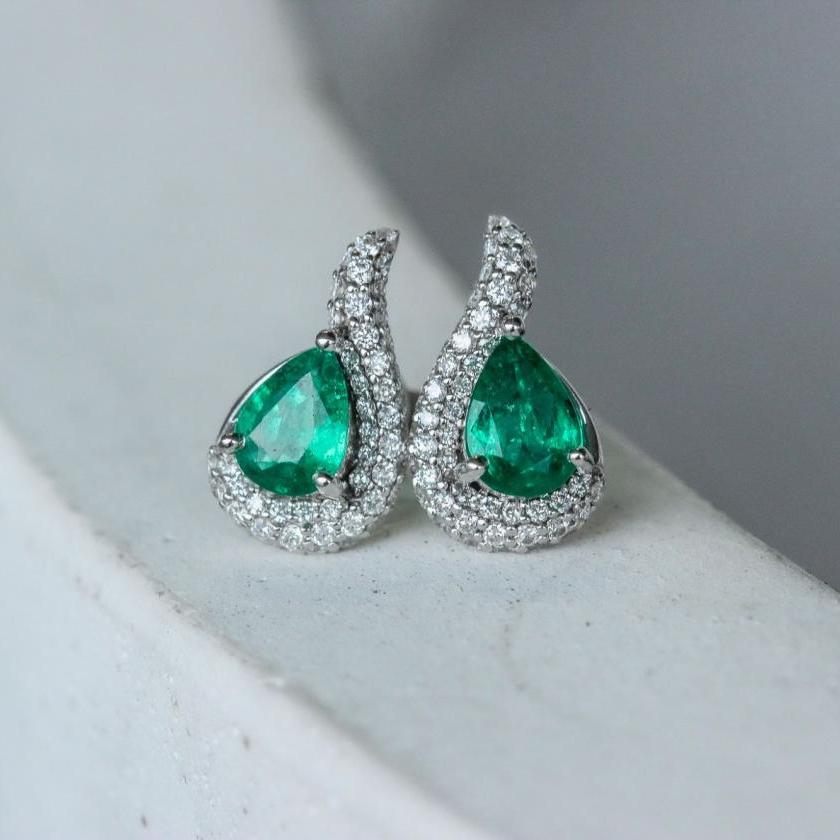 18CT WHITE GOLD EMERALD & DIAMOND STUD EARRINGS