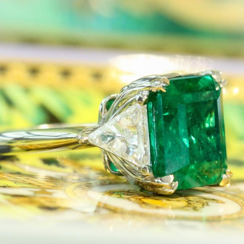 PLATINUM 3-STONE EMERALD & DIAMOND RING