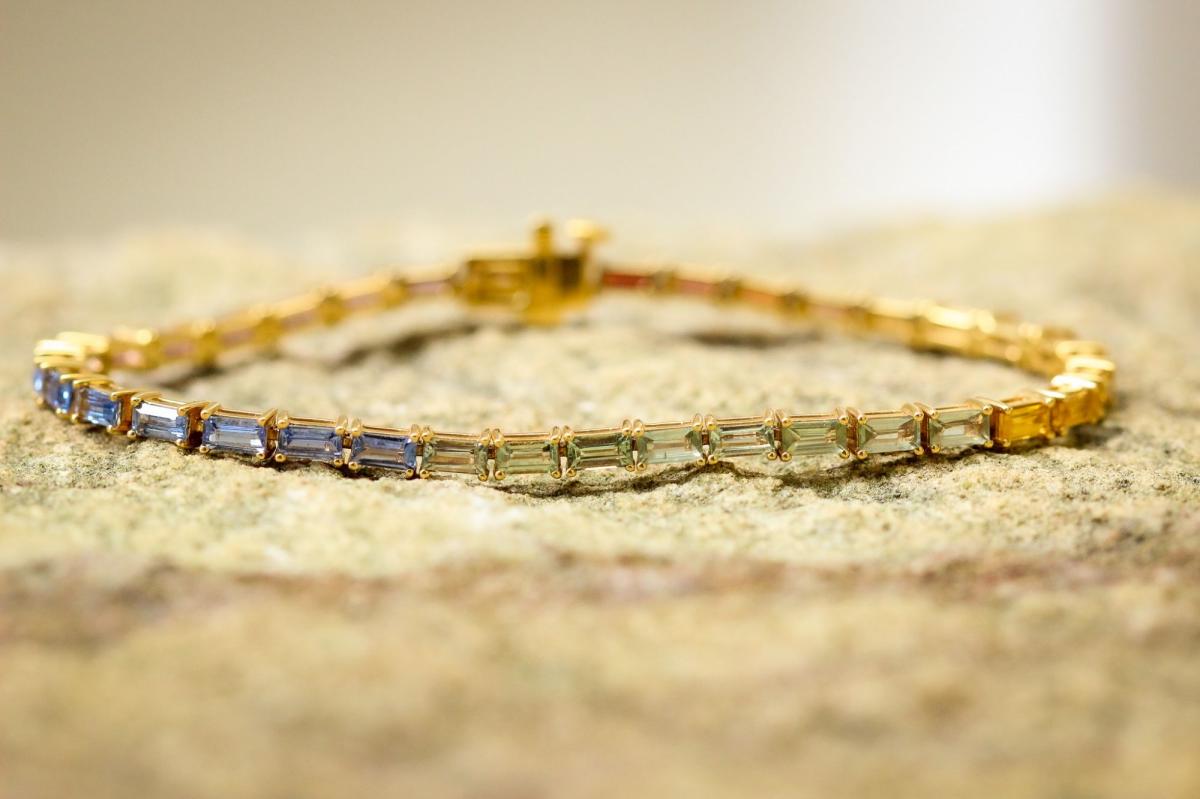 18CT YELLOW GOLD & RAINBOW SAPPHIRE BRACELET