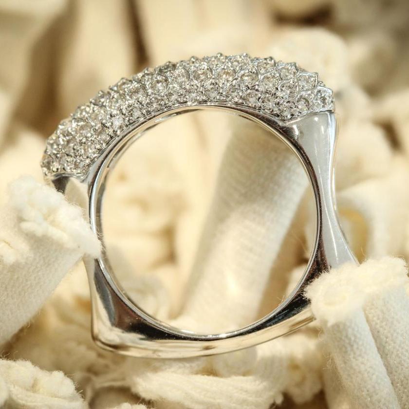 18CT WHITE GOLD & DIAMOND SCULPTED RING