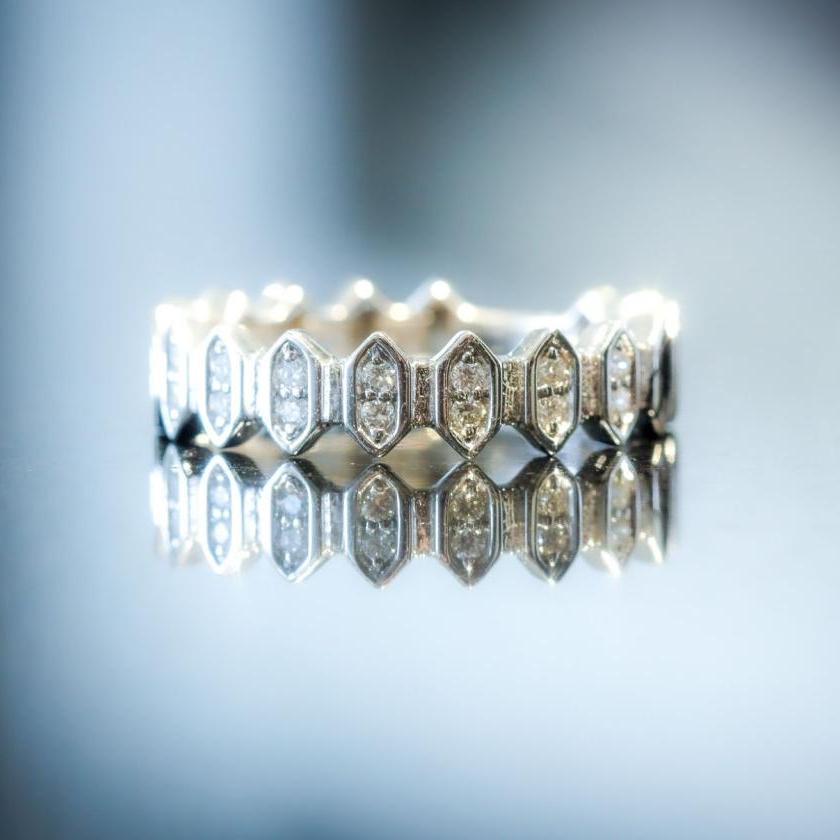18CT WHITE GOLD & DIAMOND PILLAR RING