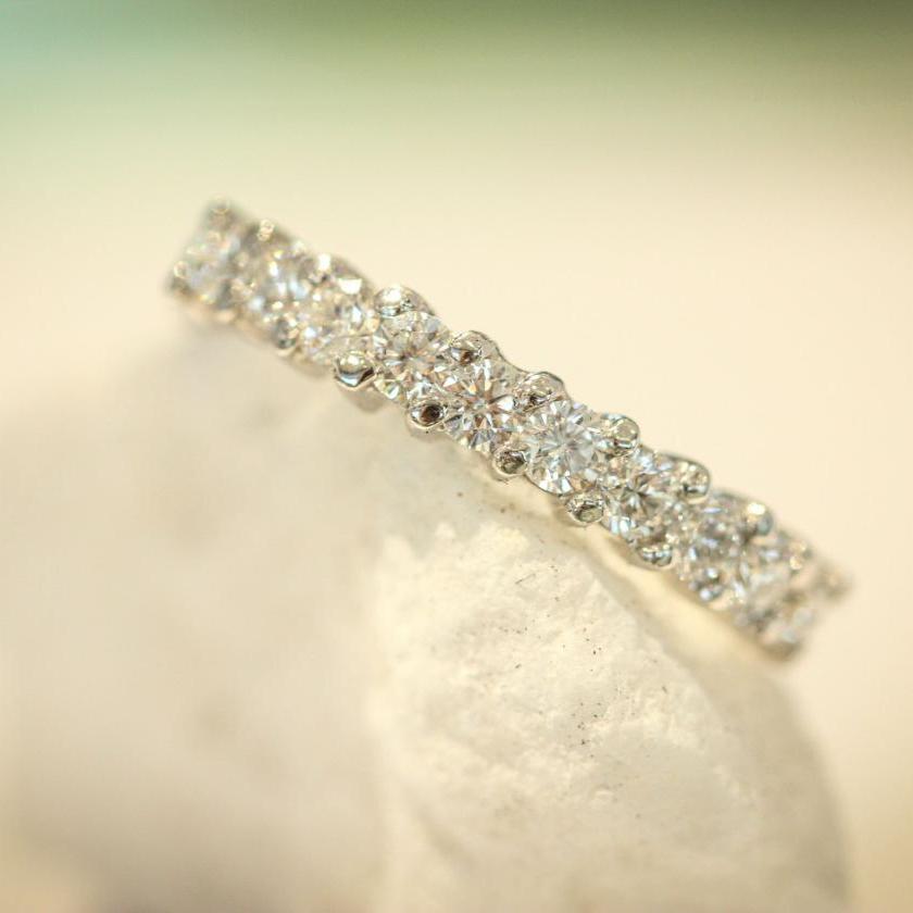 18CT WHITE GOLD & DIAMOND HALF ETERNITY RING
