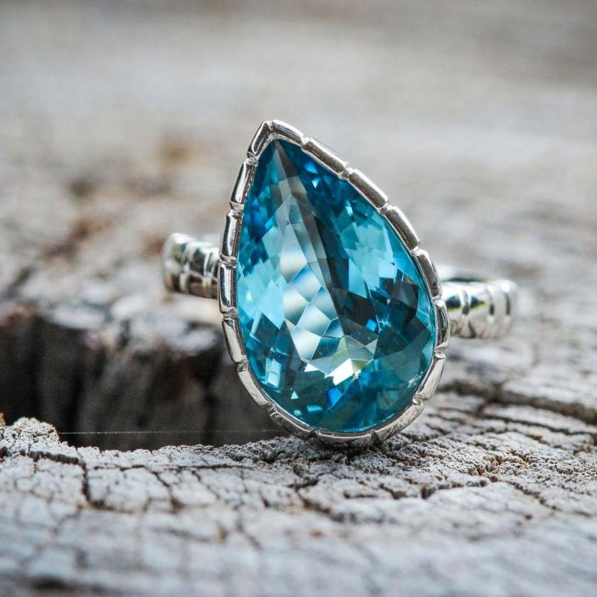 PLATINUM & 5.35CT AQUAMARINE RING
