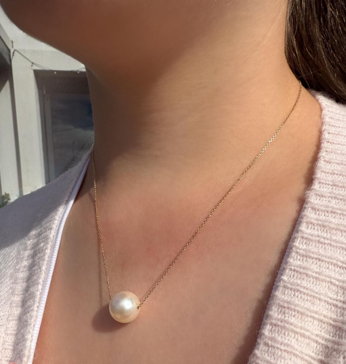 18CT YELLOW GOLD CHAIN WITH WHITE SOUTH SEA PEARL