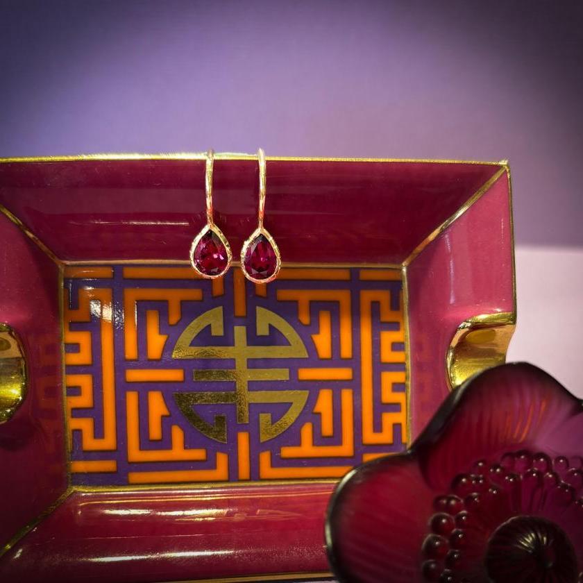 18CT YELLOW GOLD & GARNET DROP EARRINGS