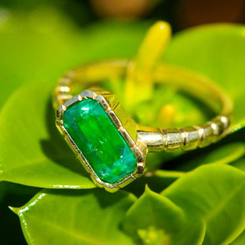 Colombian Elegance: 18ct Yellow Gold and Emerald Statement Ring