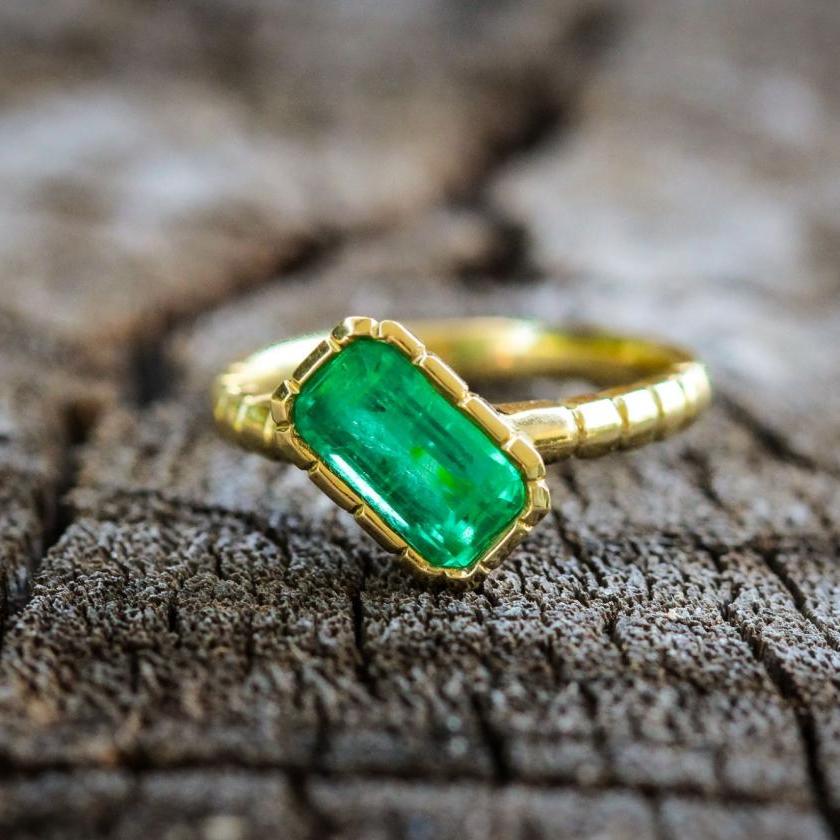 Colombian Elegance: 18ct Yellow Gold and Emerald Statement Ring